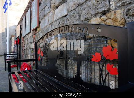 SENTIER CÔTIER ANGLAIS, LE MÉMORIAL DES MALOUINES, LA BATTERIE POINT, LES MURS CHAUDS, LA TOUR CARRÉE, OLD PORTSMOUTH, 2024 PIC MIKE WALKER 2024 Banque D'Images