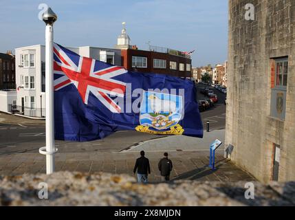 SENTIER CÔTIER ANGLAIS, DRAPEAU DES MALOUINES, DRAPEAU DES MALOUINES, MÉMORIAL DES MALOUINES, BATTERIE DE POINT, MURS CHAUDS, LA TOUR CARRÉE, OLD PORTSMOUTH, 2024 Banque D'Images