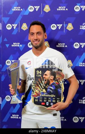 Vérone, Italie. 26 mai 2024. Hakan Calhanoglu récompensé avant le match de football Serie A entre Hellas Vérone et Inter au stade Marcantonio Bentegodi, au nord de l'est de l'Italie - dimanche 26 mai 2024. Sport - Soccer (photo de Paola Garbuioi/Lapresse) crédit : LaPresse/Alamy Live News Banque D'Images