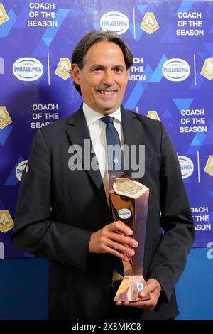 Vérone, Italie. 26 mai 2024. Simone Inzaghi récompensé avant le match de football Serie A entre Hellas Vérone et Inter au stade Marcantonio Bentegodi, au nord de l'est de l'Italie - dimanche 26 mai 2024. Sport - Soccer (photo de Paola Garbuioi/Lapresse) crédit : LaPresse/Alamy Live News Banque D'Images