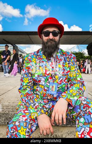 Londres, Royaume-Uni. 26 mai 2024. Un cosplayer pose dans sa propre tenue de création. MCM Comic Con à Excel London est occupé le dernier jour. Cosplayers, fans d'anime, de bandes dessinées, de jeux et de films se réunissent pour ce grand événement de trois jours du 24-26 au 30 mai. Crédit : Imageplotter/Alamy Live News Banque D'Images