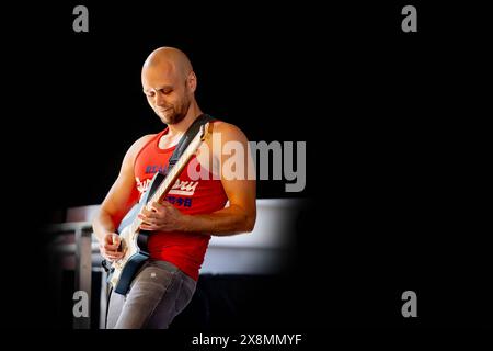 Warrington, Cheshire, Royaume-Uni. 25 mai 2024. Warrington Music Festival 2024, tenu dans l'ancien marché du Golden Square, a accueilli de nombreux groupes locaux, y compris 'The Bemonts' Credit : John Hopkins/Alamy Live News Banque D'Images