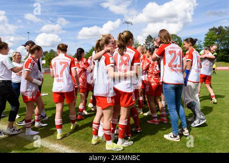 Aschheim, Allemagne. 26 mai 2024. Aschheim, Allemagne, 26 mai 2024 : joueurs du FC Bayern Miunich II après le 2. Frauen-Bundesliga match entre le FC Bayern Munich II et l'Eintracht Frankfurt II au Sportpark Aschheim, Allemagne. (Sven Beyrich/SPP) crédit : photo de presse sportive SPP. /Alamy Live News Banque D'Images
