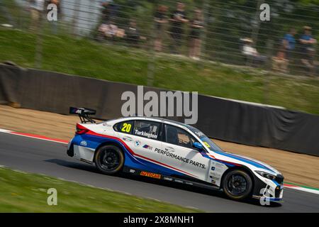 Sevenoaks, Kent - 11 mai 2024 : Colin Turkington 20 Team BMW FP2 marques Hatch Indy Banque D'Images