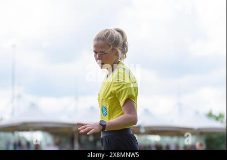 Aschheim, Allemagne. 26 mai 2024. Aschheim, Allemagne, 26 mai 2024 : arbitre Nora Dieckmann pendant le 2. Frauen-Bundesliga match entre le FC Bayern Munich II et l'Eintracht Frankfurt II au Sportpark Aschheim, Allemagne. (Sven Beyrich/SPP) crédit : photo de presse sportive SPP. /Alamy Live News Banque D'Images