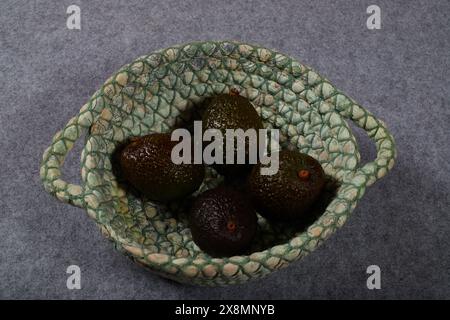 Aliments riches en potassium, avocats, bananes et tomates. Des aliments d'été sains dans un panier à linge !!! Banque D'Images