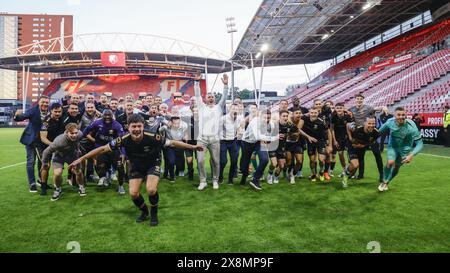 Utrecht, pays-Bas. 26 mai 2024. UTRECHT, Stadium de Galgenwaard, 26-05-2024, saison 2023/2024, Dutch Eredivisie Play-off. Finale pour Conference League ticket pendant le match Utrecht - Go Ahead Eagles (play-off), Go Ahead Eagles reconnaît les fans après la victoire 1-2 crédit : Pro Shots/Alamy Live News Banque D'Images