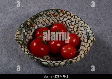 Aliments riches en potassium, avocats, bananes et tomates. Des aliments d'été sains dans un panier à linge !!! Banque D'Images