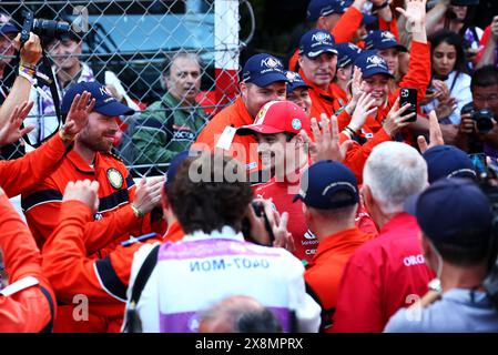 Monte Carlo, Monaco. 26 mai 2024. Le vainqueur de course Charles Leclerc (mon) Ferrari reçoit une garde d'honneur par les maréchaux. Championnat du monde de formule 1, Rd 8, Grand Prix de Monaco, dimanche 26 mai 2024. Monte Carlo, Monaco. Crédit : James Moy/Alamy Live News Banque D'Images