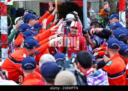 Monte Carlo, Monaco. 26 mai 2024. Le vainqueur de course Charles Leclerc (mon) Ferrari reçoit une garde d'honneur par les maréchaux. Championnat du monde de formule 1, Rd 8, Grand Prix de Monaco, dimanche 26 mai 2024. Monte Carlo, Monaco. Crédit : James Moy/Alamy Live News Banque D'Images