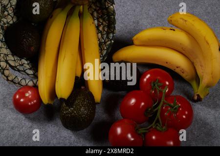 Aliments riches en potassium, avocats, bananes et tomates. Des aliments d'été sains dans un panier à linge !!! Banque D'Images