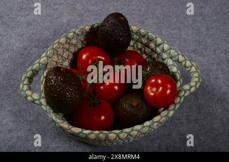 Aliments riches en potassium, avocats, bananes et tomates. Des aliments d'été sains dans un panier à linge !!! Banque D'Images