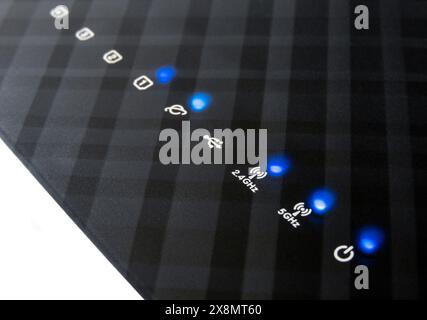 Voyants clignotants sur un routeur sans fil moderne avec bandes 2,4 GHz et 5 GHz Banque D'Images