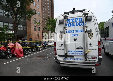 New York, États-Unis. 26 mai 2024. Unité de scène de crime garée sur la scène d'un homme de 29 ans mortellement poignardé à Manhattan. Vers 4 h 02, dimanche matin, des policiers ont réagi à une personne poignardée à proximité de la 3e Avenue et de la 97e Rue est à Manhattan, New York. À leur arrivée, les policiers ont appris qu'un homme de 29 ans avait été poignardé à la poitrine après une dispute verbale avec un homme de 30 ans. EMS a transporté la victime de sexe masculin de 29 ans à l'hôpital où il a été déclaré mort. Crédit : SOPA images Limited/Alamy Live News Banque D'Images