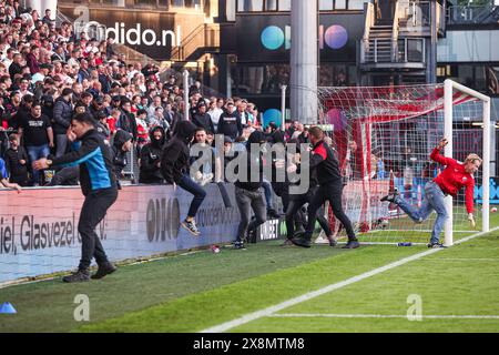 Utrecht, pays-Bas. 26 mai 2024. UTRECHT, PAYS-BAS - MAI 26 : les fans du FC Utrecht tentent d'entrer dans le peloton lors de la finale des éliminatoires de la Ligue européenne entre le FC Utrecht et Go Ahead Eagles au Stadion Galgenwaard le 26 mai 2024 à Utrecht, pays-Bas. (Photo de Ben Gal/Orange Pictures) crédit : Orange pics BV/Alamy Live News Banque D'Images