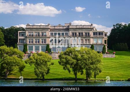Stone Manor, un manoir historique construit par Otto Young, un magnat de l'immobilier de Chicago en 1899 sur le lac Léman, à Fontana-on-Geneva-Lake, Wisconsin. Le lac Léman est une destination de villégiature populaire pour les riches Chicagoans pour avoir des résidences secondaires et est surnommé le «Newport de l'Ouest». Banque D'Images