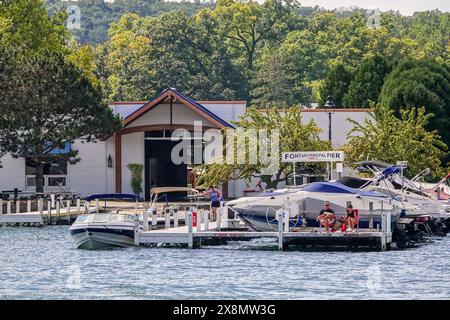 Bateaux amarrés à la jetée municipale de Fontana sur le lac Léman, à Fontana-on-Geneva-Lake, Wisconsin. Le lac Léman est une destination de villégiature populaire pour les riches Chicagoans pour avoir des résidences secondaires et est surnommé le «Newport de l'Ouest». Banque D'Images