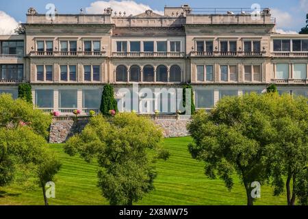 Stone Manor, un manoir historique construit par Otto Young, un magnat de l'immobilier de Chicago en 1899 sur le lac Léman, à Fontana-on-Geneva-Lake, Wisconsin. Le lac Léman est une destination de villégiature populaire pour les riches Chicagoans pour avoir des résidences secondaires et est surnommé le «Newport de l'Ouest». Banque D'Images