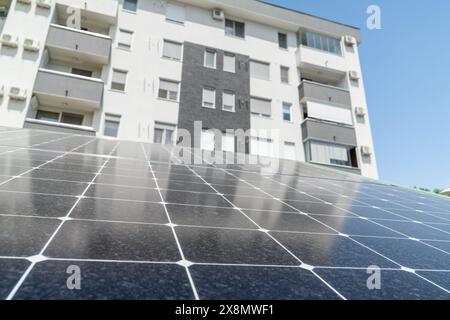 Panneaux solaires près d'un immeuble d'habitation. Banque D'Images