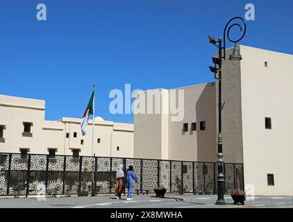 Femmes marchant devant le Bastion 23 à Alger Banque D'Images