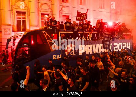 Zagreb, Hrvatska. 26 mai 2024. Les joueurs du Dinamo Zagreb célèbrent avec leur trophée alors qu'ils défilent dans un bus lors d'une cérémonie de célébration du Dinamo Zagreb après avoir remporté le champion de la première Ligue croate Supersport HNL 2023-2024 à Zagreb, Croatie, le 26 mai 2024. Photo : Matija Habljak/PIXSELL crédit : Pixsell/Alamy Live News Banque D'Images