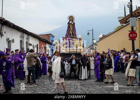 Femmes portant la statue de la Vierge Marie, procession traditionnelle de Pâques, Antigua, Guatemala Banque D'Images