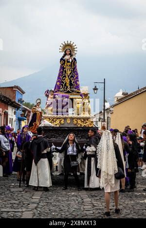 Femmes portant la statue de la Vierge Marie, procession traditionnelle de Pâques, Antigua, Guatemala Banque D'Images