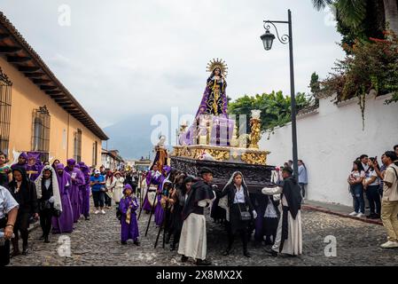 Femmes portant la statue de la Vierge Marie, procession traditionnelle de Pâques, Antigua, Guatemala Banque D'Images