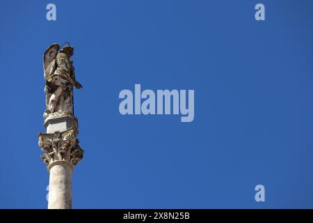 Colonne de marbre avec statue de l'Archange sur le dessus. Triomphe de San Rafael de la Puerta del Puente dédié à l'ange gardien de la Cordoue, Espagne Banque D'Images