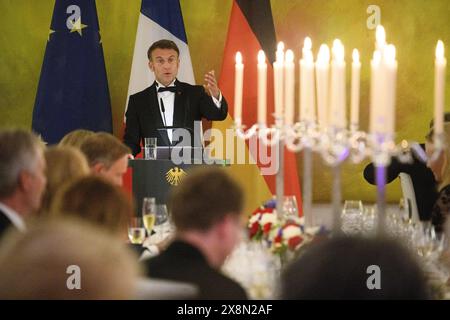 Berlin, Allemagne. 26 mai 2024. Emmanuel Macron, Président de la République française, intervient lors du banquet d’État en l’honneur du Président de la République, Macron, et de son épouse au Palais de Bellevue. Le président français Macron et son épouse effectuent une visite d'État de trois jours en Allemagne à l'invitation du président fédéral Steinmeier. Crédit : Bernd von Jutrczenka/dpa/Alamy Live News Banque D'Images