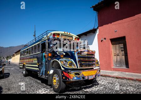 Bus de poulet coloré dans le centre-ville de l'époque coloniale espagnole, Antigua, Guatemala Banque D'Images