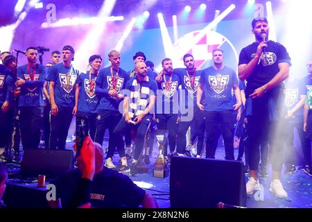 Zagreb, Croatie. 26 mai 2024. Joueurs du GNK Dinamo Zagreb lors d'une cérémonie de célébration du Dinamo Zagreb après avoir remporté le champion de la première Ligue croate Supersport HNL 2023-2024 à Ban Josip Jelacic Square à Zagreb, Croatie, le 26 mai 2024. Photo : Matija Habljak/PIXSELL crédit : Pixsell/Alamy Live News Banque D'Images