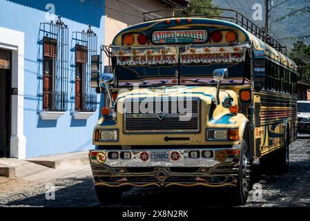 Bus de poulet coloré dans le centre-ville de l'époque coloniale espagnole, Antigua, Guatemala Banque D'Images