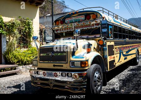 Bus de poulet coloré dans le centre-ville de l'époque coloniale espagnole, Antigua, Guatemala Banque D'Images