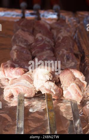 Kebab de viande de porc sur papier d'aluminium. Fond de viande. Gros plan sur la viande Banque D'Images