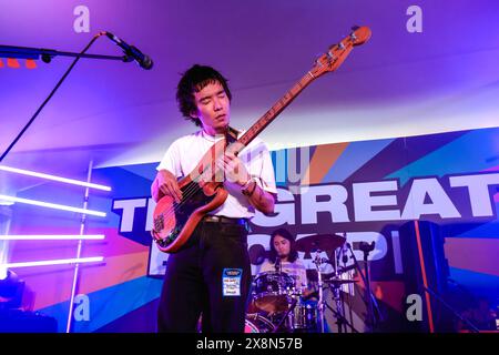 Jubilee Square, Brighton, ville de Brighton et Hove, East Sussex. Helsinki Lambda Club se produisant à Jubilee Square, Brighton dans le cadre du festival de musique Great Escape 2024. David Smith/Alamy News Banque D'Images
