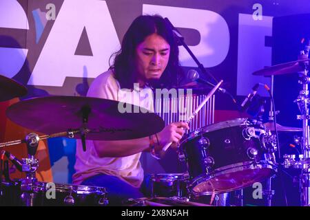 Jubilee Square, Brighton, ville de Brighton et Hove, East Sussex. Helsinki Lambda Club se produisant à Jubilee Square, Brighton dans le cadre du festival de musique Great Escape 2024. David Smith/Alamy News Banque D'Images
