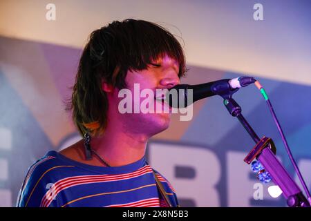 Jubilee Square, Brighton, ville de Brighton et Hove, East Sussex. Helsinki Lambda Club se produisant à Jubilee Square, Brighton dans le cadre du festival de musique Great Escape 2024. David Smith/Alamy News Banque D'Images