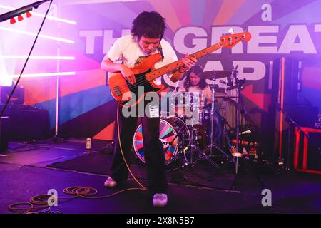 Jubilee Square, Brighton, ville de Brighton et Hove, East Sussex. Helsinki Lambda Club se produisant à Jubilee Square, Brighton dans le cadre du festival de musique Great Escape 2024. David Smith/Alamy News Banque D'Images