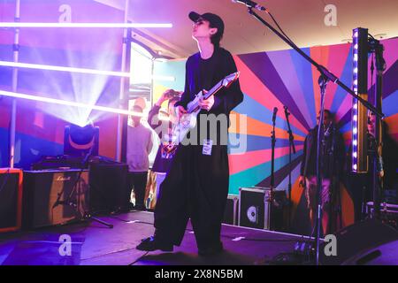 Jubilee Square, Brighton, ville de Brighton et Hove, East Sussex. Helsinki Lambda Club se produisant à Jubilee Square, Brighton dans le cadre du festival de musique Great Escape 2024. David Smith/Alamy News Banque D'Images