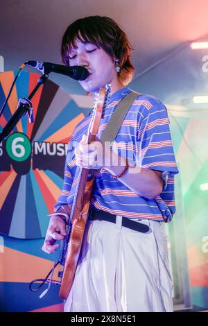Jubilee Square, Brighton, ville de Brighton et Hove, East Sussex. Helsinki Lambda Club se produisant à Jubilee Square, Brighton dans le cadre du festival de musique Great Escape 2024. David Smith/Alamy News Banque D'Images