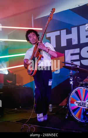 Jubilee Square, Brighton, ville de Brighton et Hove, East Sussex. Helsinki Lambda Club se produisant à Jubilee Square, Brighton dans le cadre du festival de musique Great Escape 2024. David Smith/Alamy News Banque D'Images
