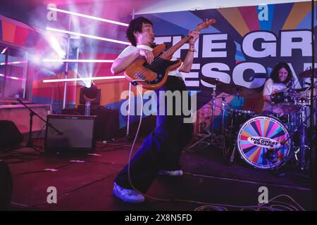Jubilee Square, Brighton, ville de Brighton et Hove, East Sussex. Helsinki Lambda Club se produisant à Jubilee Square, Brighton dans le cadre du festival de musique Great Escape 2024. David Smith/Alamy News Banque D'Images