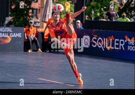 Madrid, Madrid, Espagne. 26 mai 2024. Phakpong DEJAROEN lance le ballon lors des Teqball World Series Madrid à Plaza de Espa''"a le 26 mai 2024 à Madrid, Espagne. (Crédit image : © Alberto Gardin/ZUMA Press Wire) USAGE ÉDITORIAL SEULEMENT! Non destiné à UN USAGE commercial ! Banque D'Images