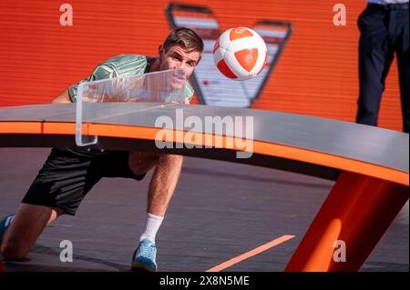 Madrid, Madrid, Espagne. 26 mai 2024. Csaba BANYIK (l) dirige le ballon lors des Teqball World Series Madrid à Plaza de Espa''"a le 26 mai 2024 à Madrid, Espagne. (Crédit image : © Alberto Gardin/ZUMA Press Wire) USAGE ÉDITORIAL SEULEMENT! Non destiné à UN USAGE commercial ! Banque D'Images