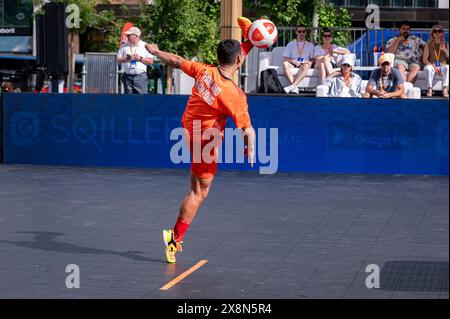 Madrid, Madrid, Espagne. 26 mai 2024. Phakpong DEJAROEN lance le ballon lors des Teqball World Series Madrid à Plaza de Espa''"a le 26 mai 2024 à Madrid, Espagne. (Crédit image : © Alberto Gardin/ZUMA Press Wire) USAGE ÉDITORIAL SEULEMENT! Non destiné à UN USAGE commercial ! Banque D'Images