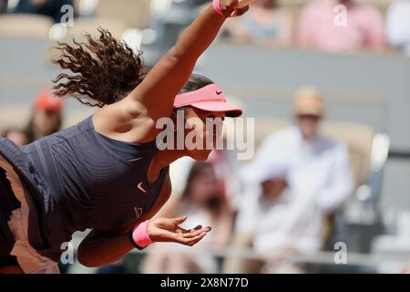 Paris, France. 26 mai 2024. Naomi Osaka, du Japon, joue contre Lucia Bronzetti, d'Italie, lors de leur match de la première ronde de l'Open de France de Tennis à Roland Garros, à Paris, le dimanche 26 mai 2024. Osaka a gagné 6-1, 4-6, 7-5. Photo de Maya Vidon-White/UPI crédit : UPI/Alamy Live News Banque D'Images