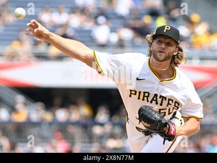 Pittsburgh, États-Unis. 26 mai 2024. Carmen Mlodzinski (50), lanceuse des Pirates de Pittsburgh, reprend le rôle de lanceur dans la quatrième manche contre les Braves d'Atlanta au PNC Park le dimanche 26 mai 2024 à Pittsburgh. Photo par Archie Carpenter/UPI crédit : UPI/Alamy Live News Banque D'Images