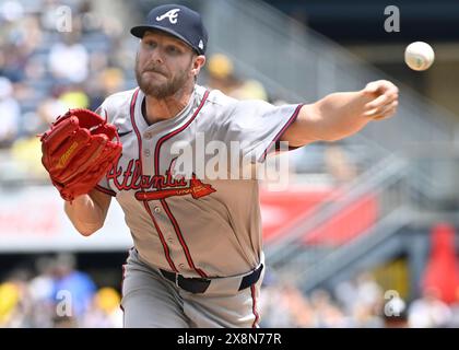 Pittsburgh, États-Unis. 26 mai 2024. Chris Sale (51), lanceur des Braves d'Atlanta, commence le bas de la troisième manche en frappant Andrew McCutchen, outfielder des Pirates de Pittsburgh, au PNC Park, le dimanche 26 mai 2024 à Pittsburgh. Photo par Archie Carpenter/UPI crédit : UPI/Alamy Live News Banque D'Images