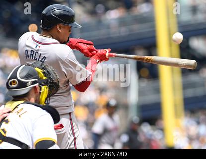 Pittsburgh, États-Unis. 26 mai 2024. Atlanta Braves Short stop Orlando Arcia (11) frappe une mouche sacrifice pour marquer une course en quatrième manche contre les Pirates de Pittsburgh au PNC Park le dimanche 26 mai 2024 à Pittsburgh. Photo par Archie Carpenter/UPI crédit : UPI/Alamy Live News Banque D'Images